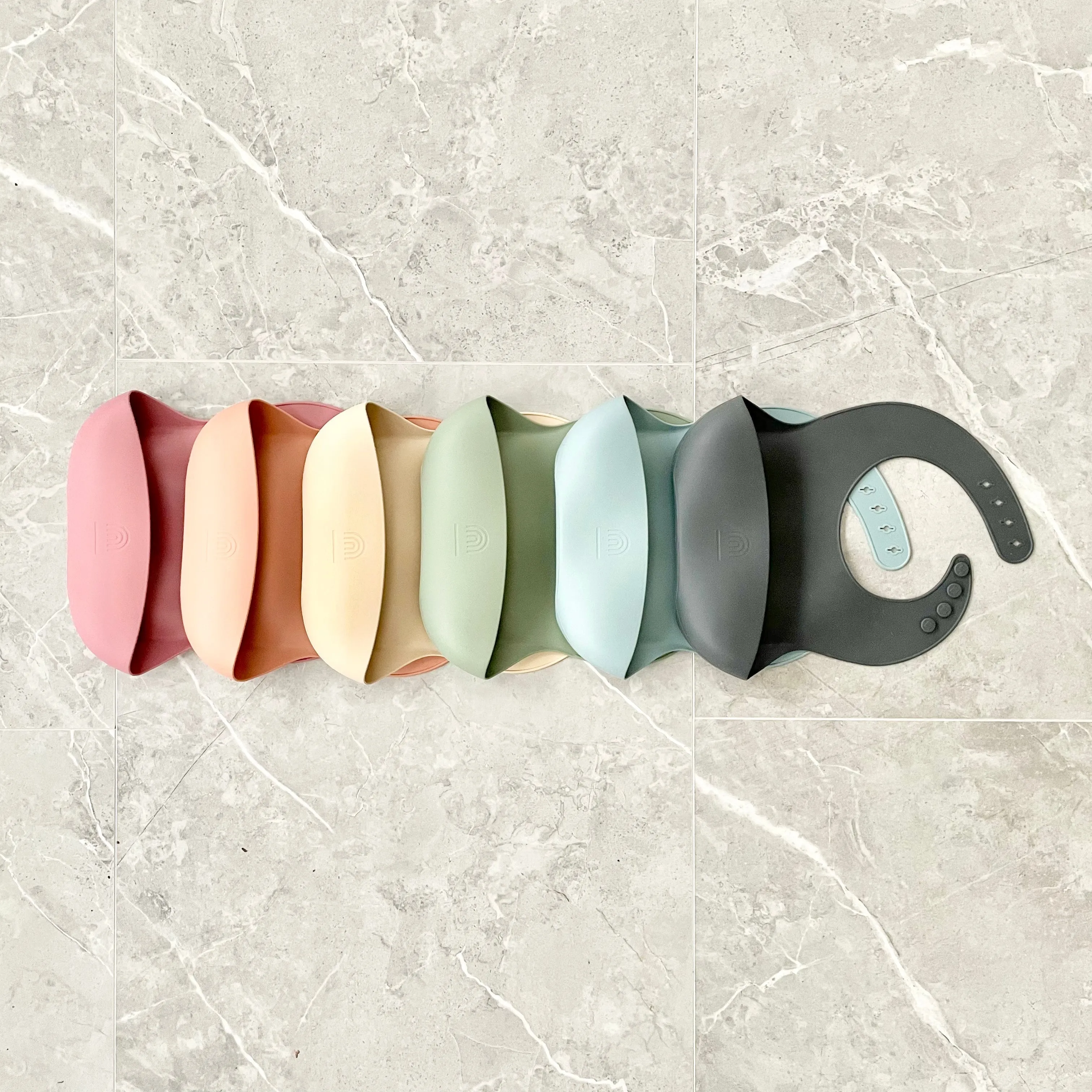 tan · classic easy-to-clean silicone bucket bib